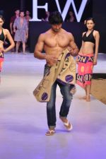 Vidyut Jamwal walk the ramp for Welspun Show at IRFW 2012 in Goa on 1st Dec 2012 (84).JPG